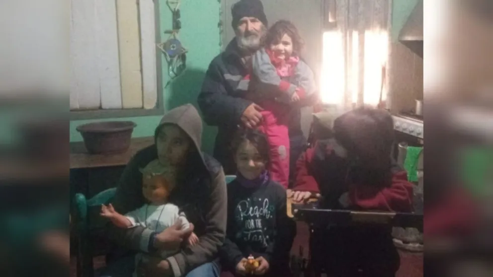 Viven en una vivienda prestada en Pocito que fue puesta en venta y deben desalojarla. Una familia sanjuanina pide ayuda para conseguir una casa.