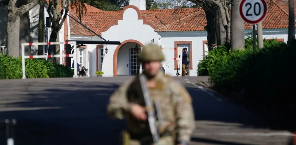 Un soldado vigila la entrada de la Quinta de Olivos sobre la calle Villate.