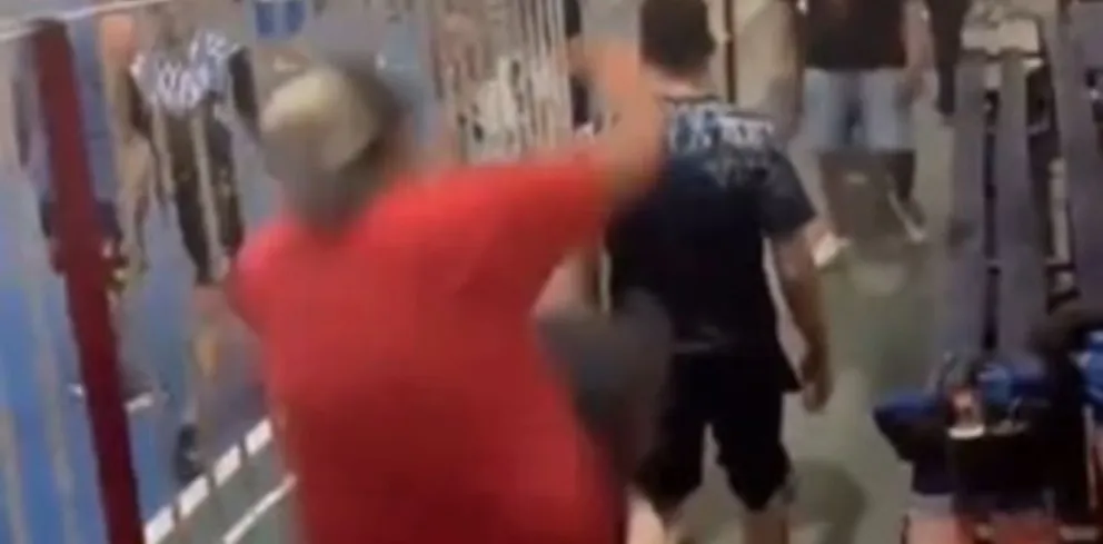 Una violenta pelea entre padres en un partido de fútbol infantil dejó a dos equipos eliminados en Lanús. 