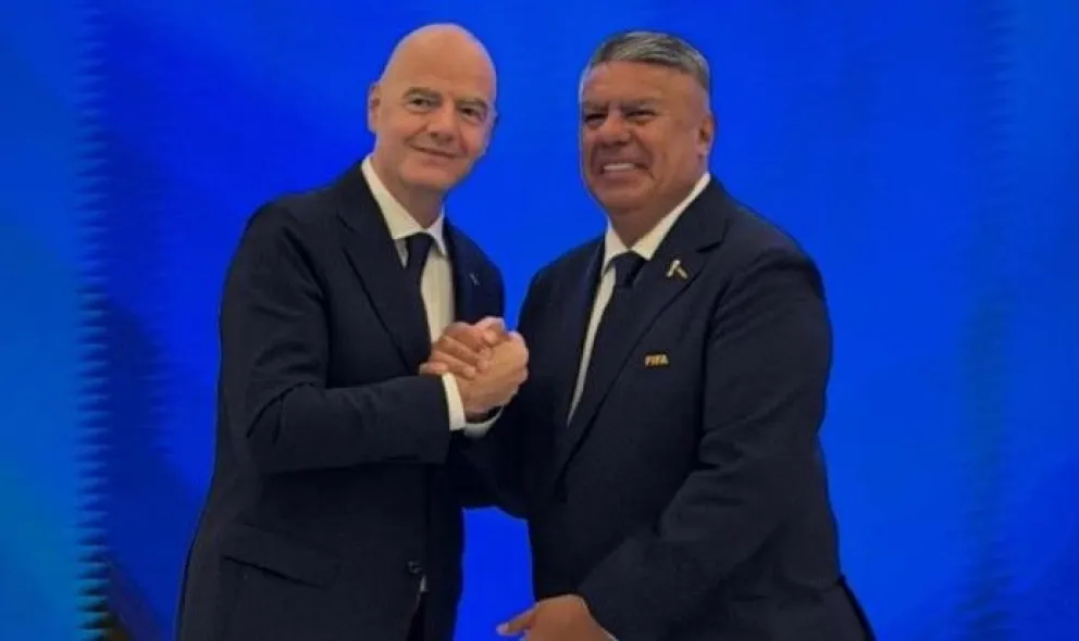 Respaldo. Gianni Infantino y Claudio Tapia, en Qatar.
