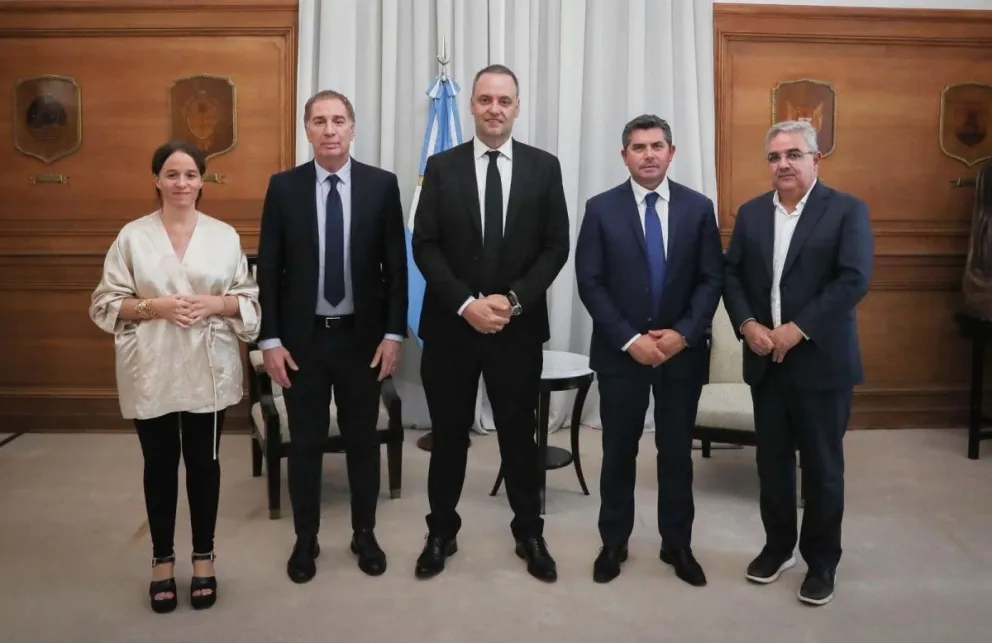 El gobernador Marcelo Orrego junto a los ministros nacionales y su par de Catamarca, en la previa a la presentación de la modificación de la ley de Glaciares. 