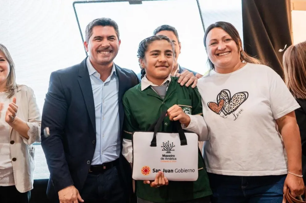 San Juan continuará con la entrega de computadoras en 2026.