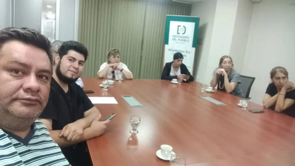 Vecinos de Albardón, durante la reunión de hoy en la Defensoría del Pueblo.