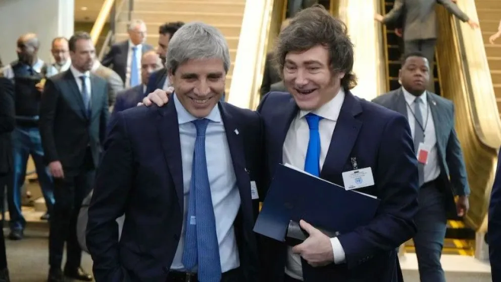 El presidente Javier Milei junto al ministro de Economía, Luis Caputo.
