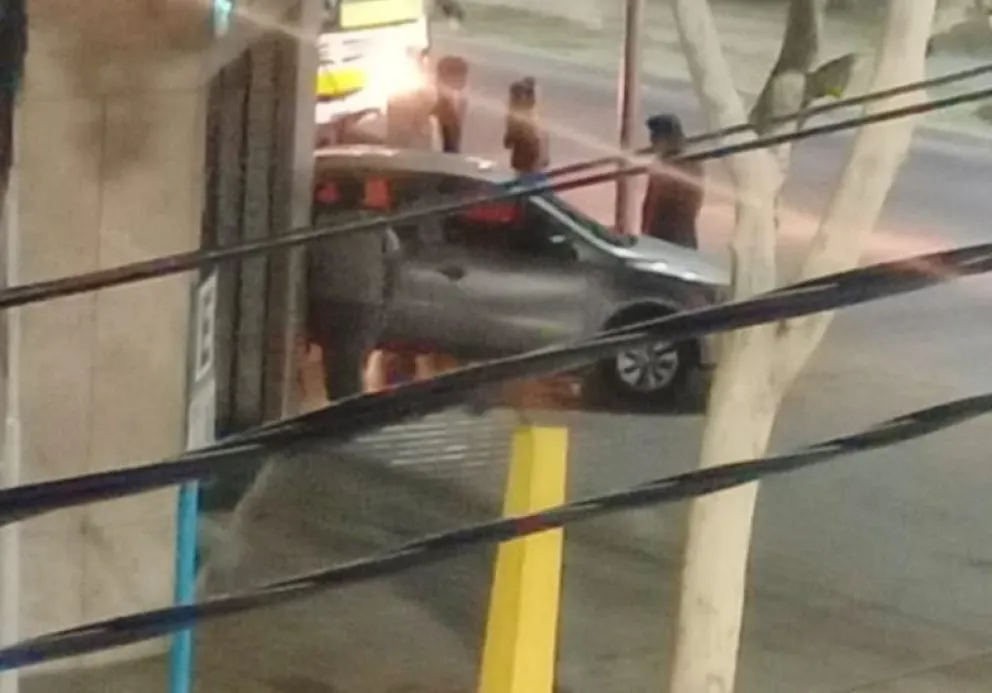 Dos autos chocaron en Capital y uno de ellos terminó sobre la vereda.