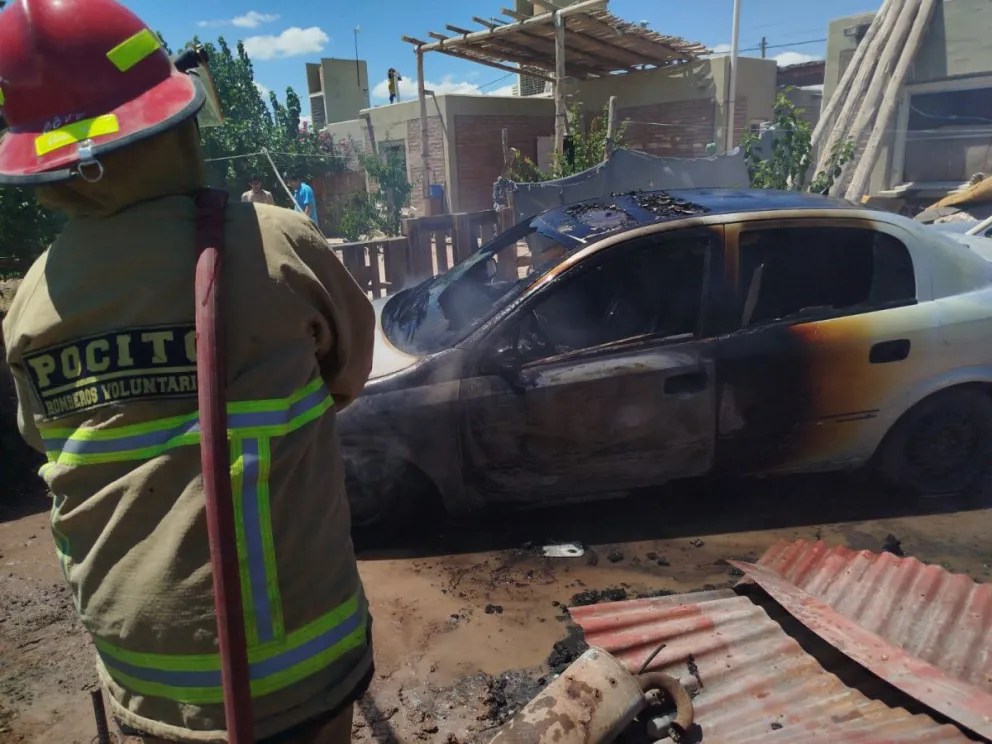 Así quedó el auto luego del incendio que sufrió un taller mecánico en Pocito.