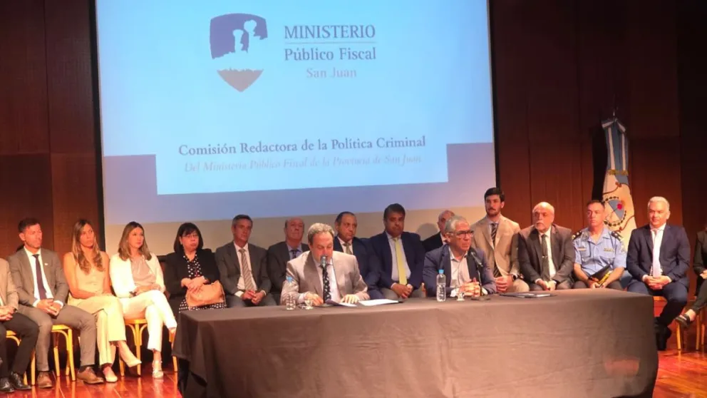 La comisión durante la presentación de este lunes. 