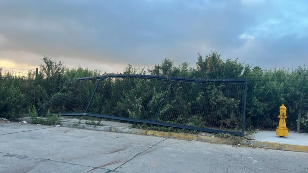 Destruido. El portal que reventaron los delincuentes al escapar con la camioneta de la familia sanjuanina.