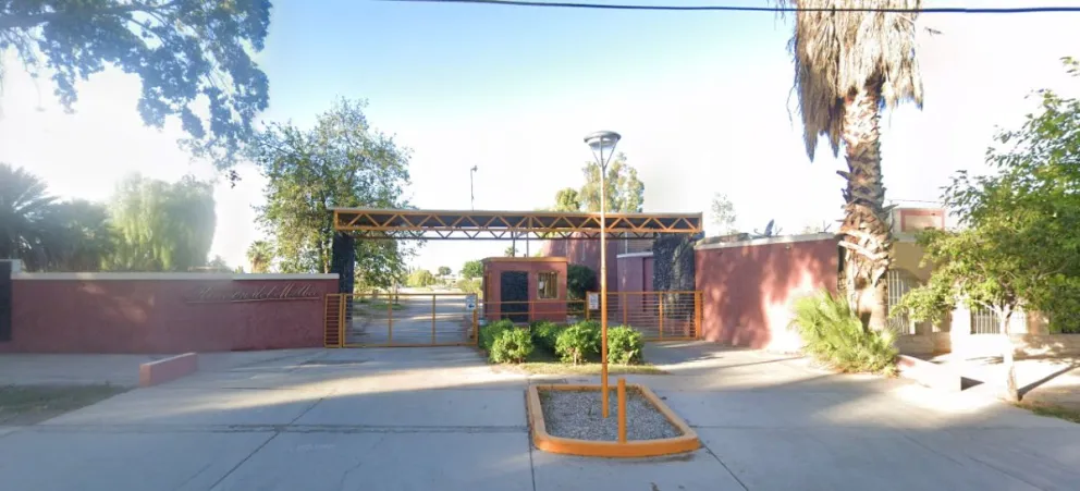 Entrada del conjunto habitacional Rincón del Malbec, donde ocurrió el delito.