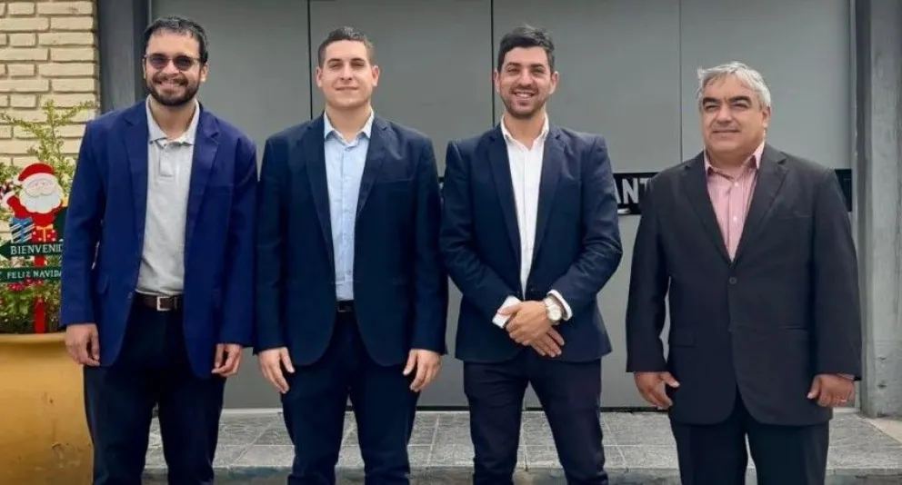 Franco Buffagni (segundo desde la derecha) conducirá el Concejo Deliberante de Caucete en 2026. Viene del sector de la peronista Sonia Recabarren, rival de la intendenta. Tuvo el apoyo de Pedro Gómez (de su misma línea) y de dos orreguistas.