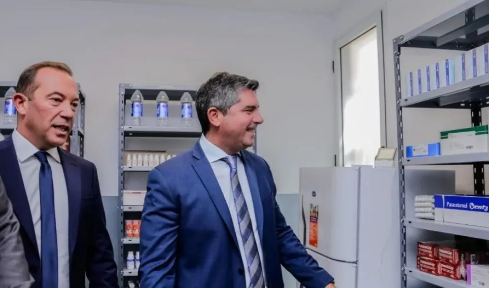 El ministro de Salud, Amílcar Dobladez, junto al gobernador Marcelo Orrego.