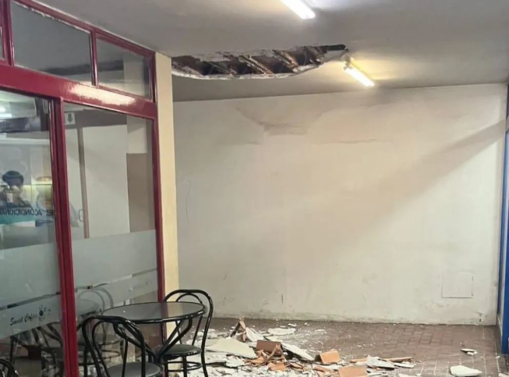 Así quedó el techo de la galería Laprida, en Capital. Foto 0264Noticias.