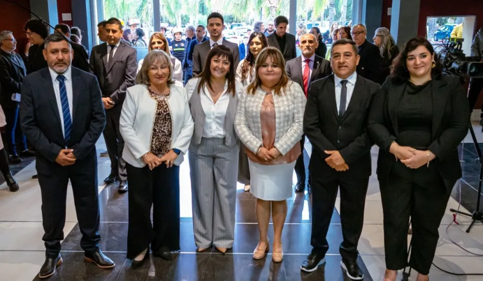 Primera línea. La intendenta Daniela Rodríguez (al centro), acompañada de Ariel Rivero, María Arredondo, Ivana Cortez, Augusto Neyra y Noelia Tortarolo, en la última apertura de sesiones del Concejo.