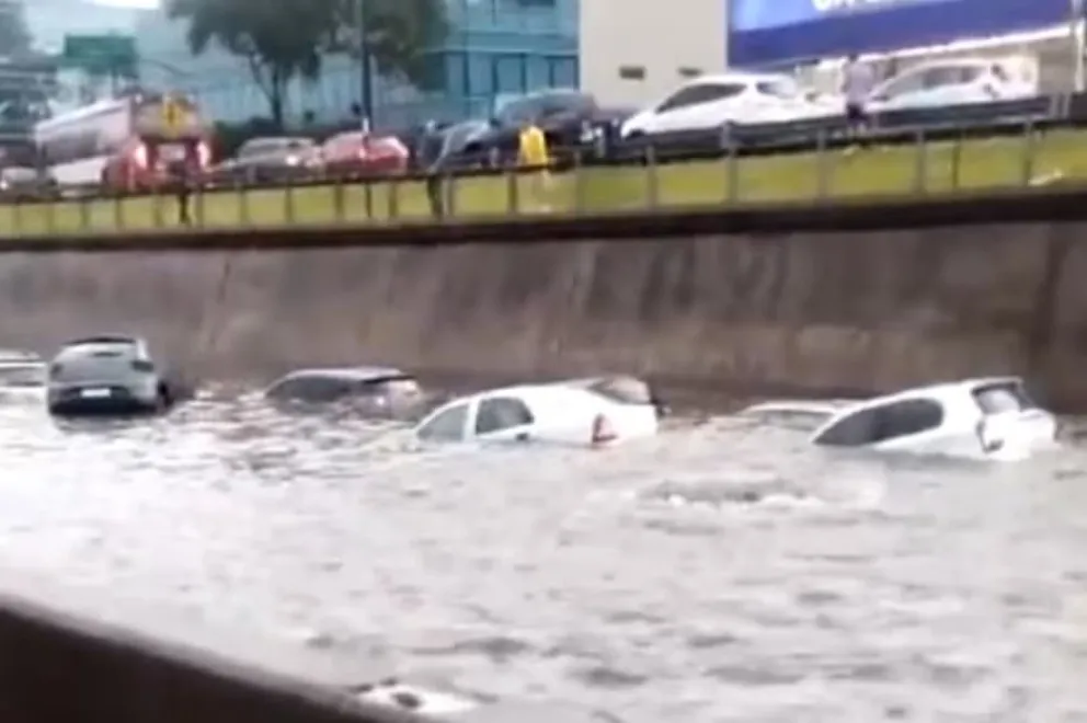 Una fuerte tormenta causó inundaciones, autos varados y rescates en el AMBA. 