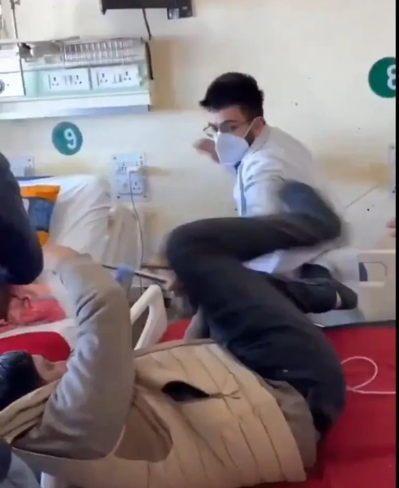 Brutal agresión en un hospital de la India quedó grabada y terminó con un médico suspendido. 