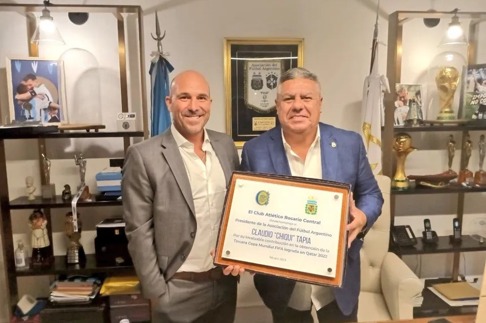Chiqui Tapia y el presidente de Rosario Central, Gonzalo Belloso,