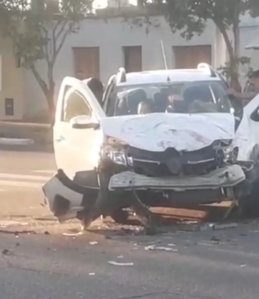 Un colectivo y una camioneta chocaron en una esquina con semáforo de Rawson. 