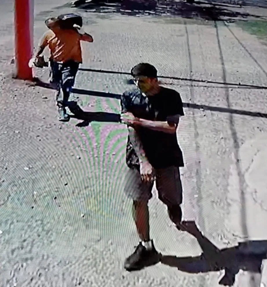 Uno de los malvivientes, con el parlante negro robado en la Villa Sarmiento, en su hombro izquierdo.