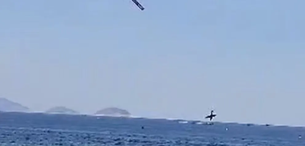 Un ultraliviano con matrícula PT-AGB se precipitó al agua mientras volaba con una franja publicitaria en Copacabana (Captura de video).