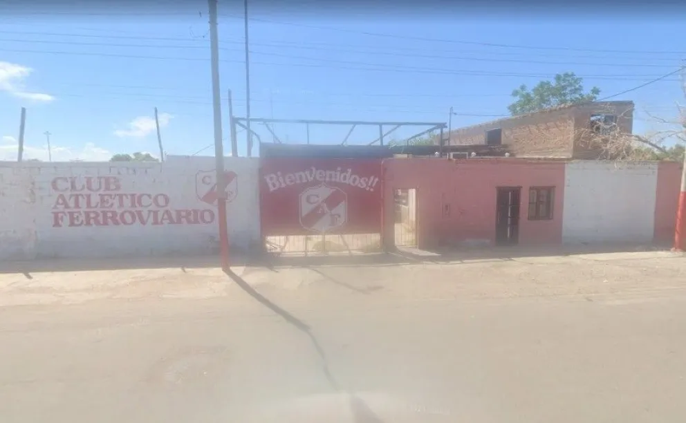 Epicentro. El ingreso del Club Atlético Ferroviario, sobre calle Barboza, donde esta mañana sucedió la tragedia.