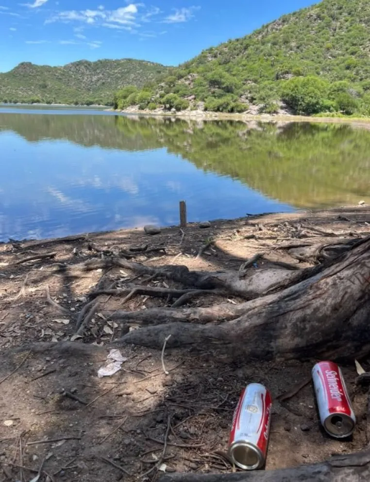 Vecinos de Valle Fértil se quejan por la basura en el dique San Agustín. 