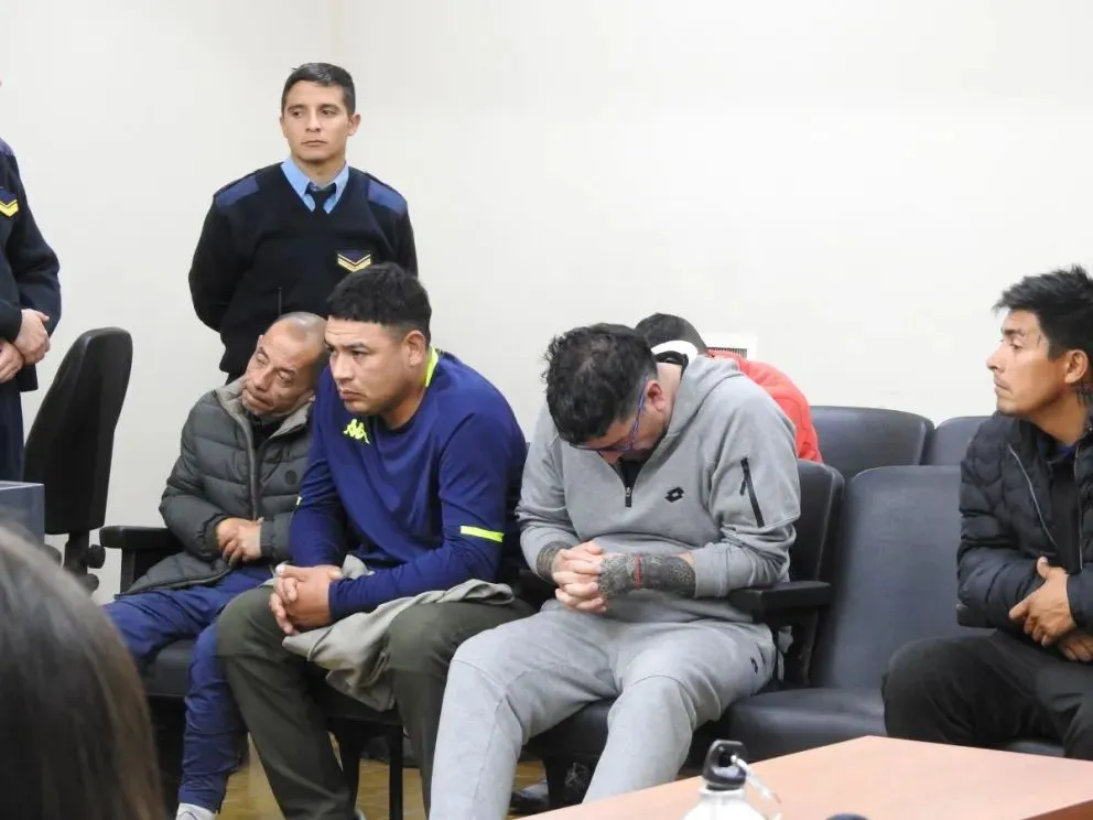 De izquierda de derecha, cuatro de los ochos detenidos. Mauricio “Pitufo” Rodríguez, Lucas Rodrigo Solís, Carlos Maximiliano Páez y Gastón Ismael Guzmán. Atrás, con buzo rojo, Pablo “Dibu” Díaz. Foto 0264Noticias.