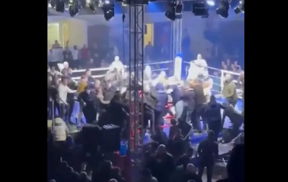 Caos en una pelea de kickboxing: unas 100 personas invadieron el ring y atacaron al campeón. 