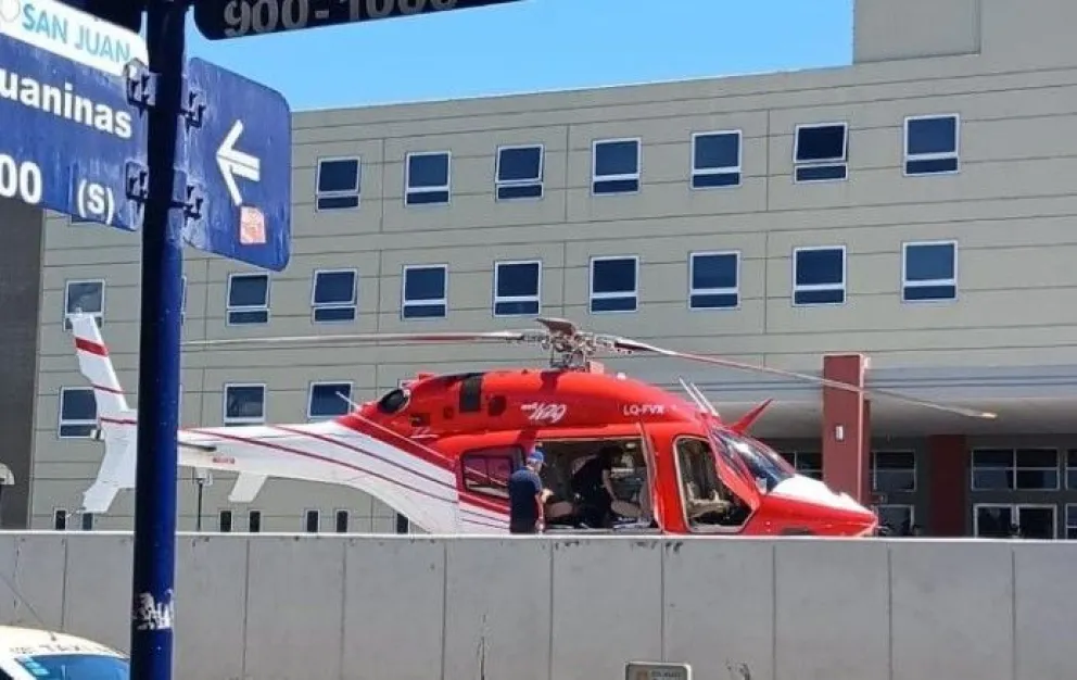 El helicóptero aterrizando en el Hospital Rawson con la criatura a bordo.