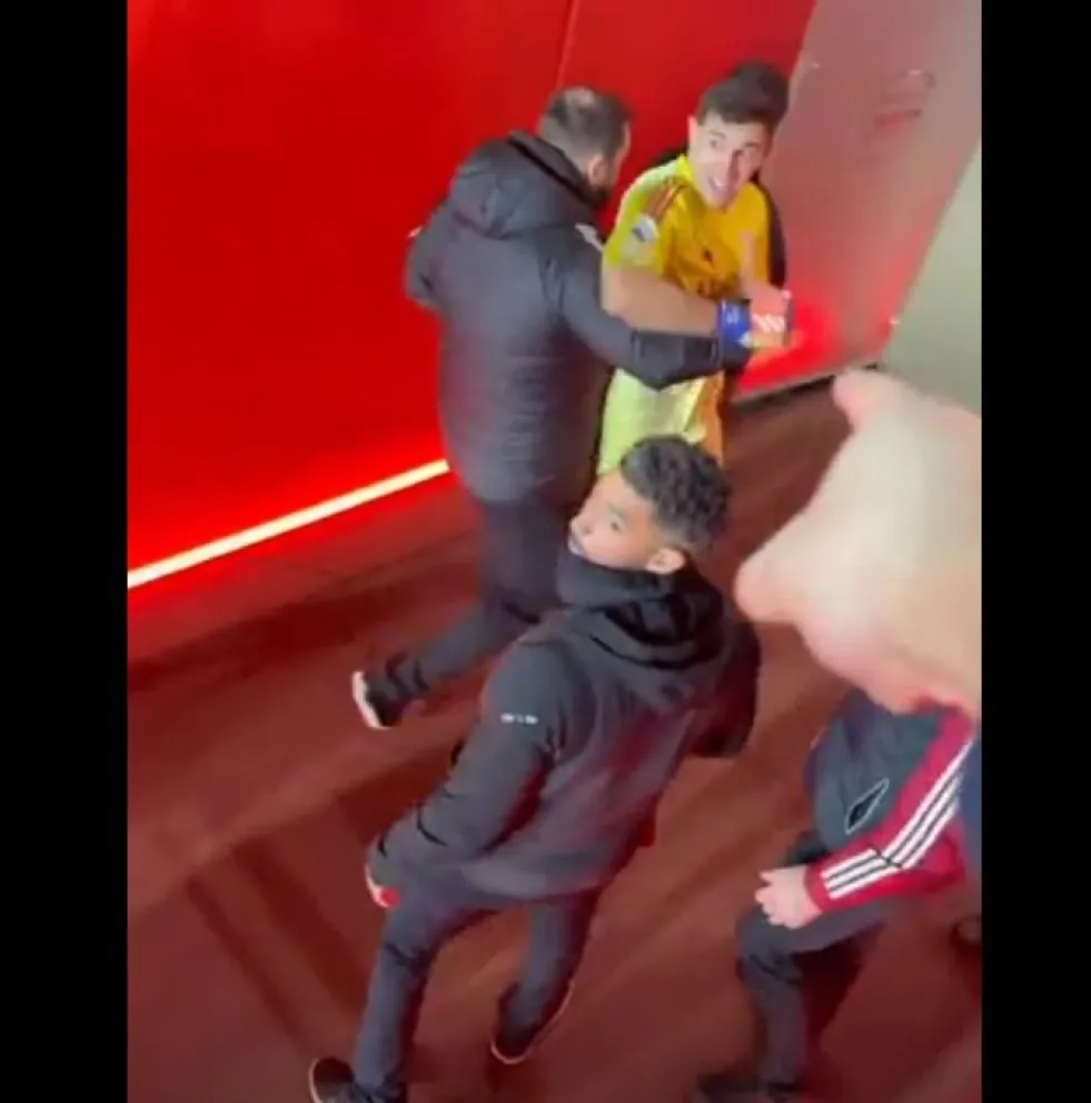 Tenso cruce del Dibu Martínez con hinchas de Arsenal. 