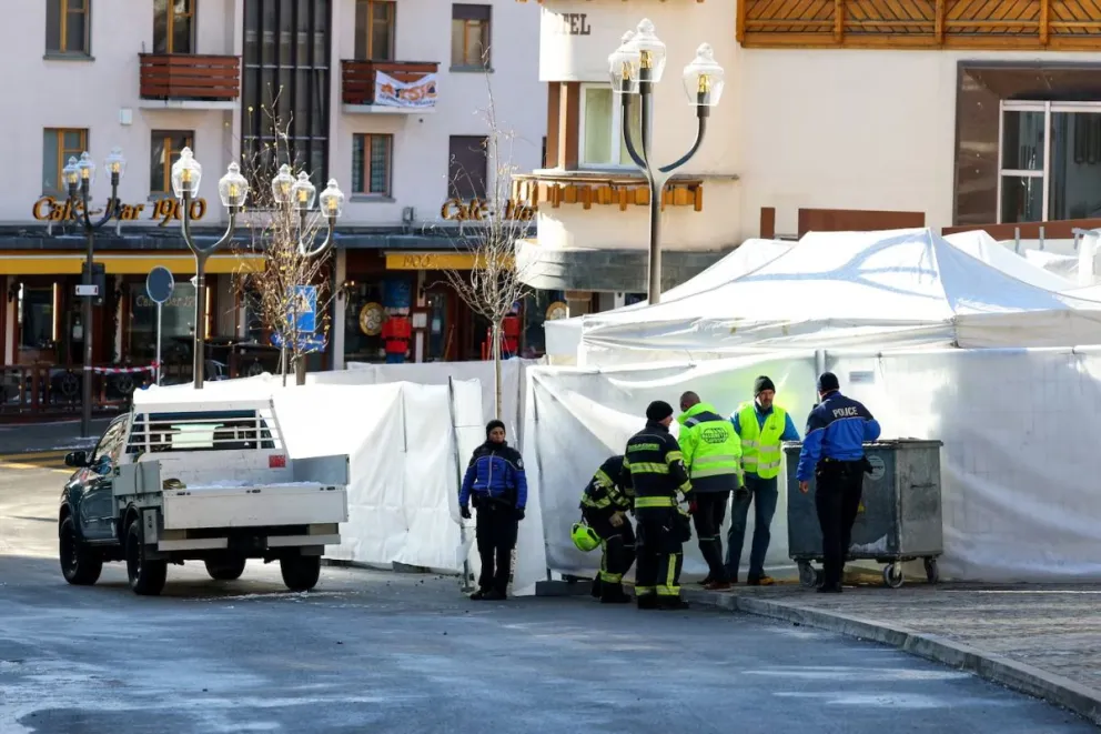 La policía acordonó la zona para investigar el origen de la tragedia en el bar de Crans Montana. 