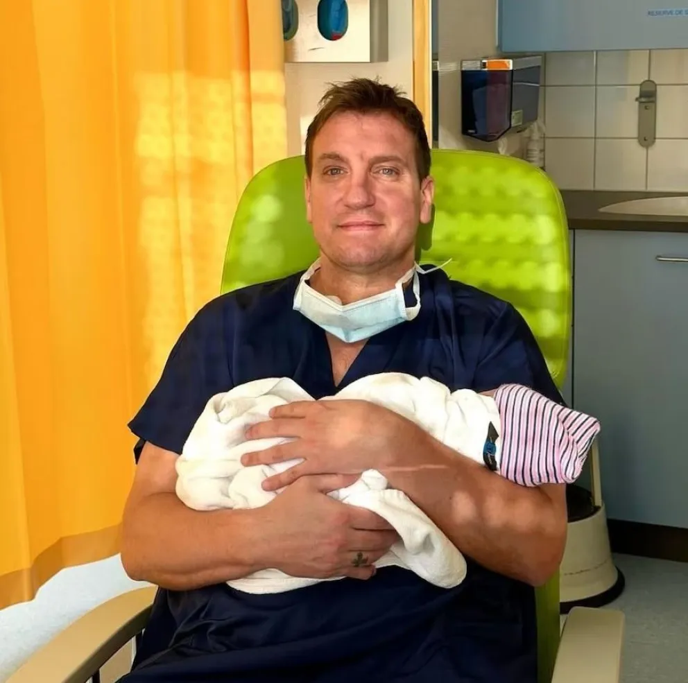 Maxi teniendo en brazos a su hijo Lando.