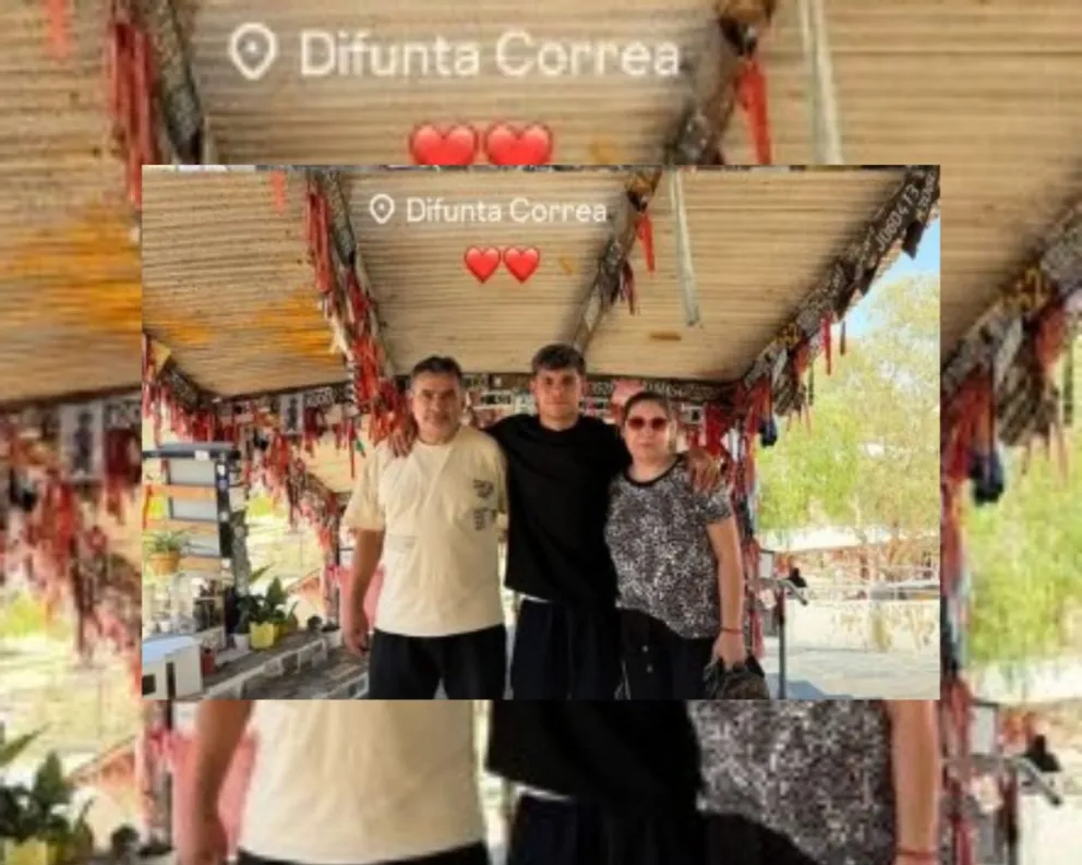 Fabricio junto a sus padres en el paraje de la Difunta Correa.