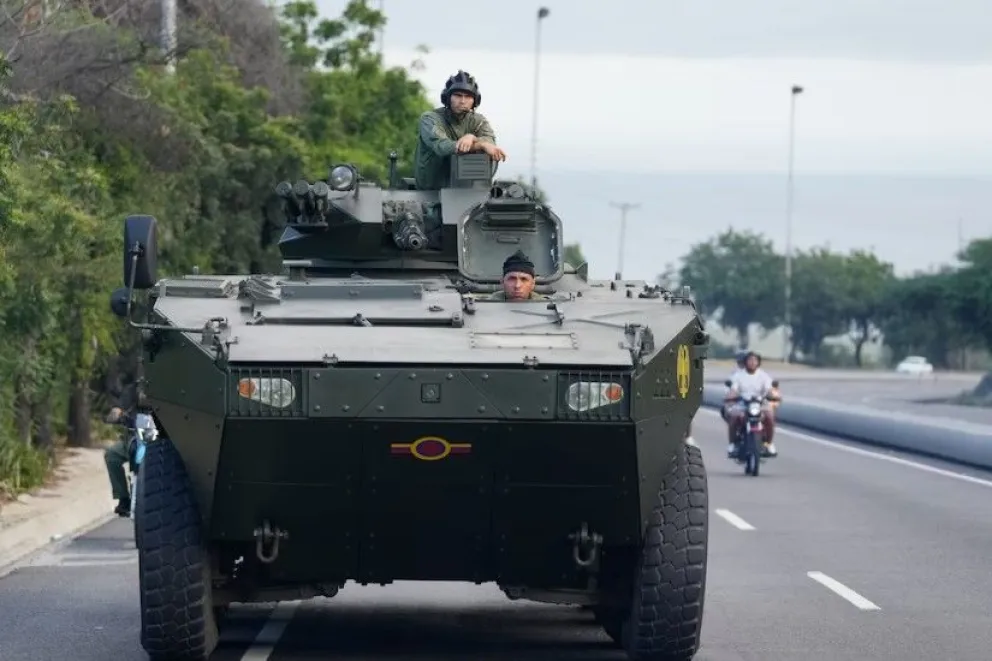 Militares en un tanque de guerra en Caracas.