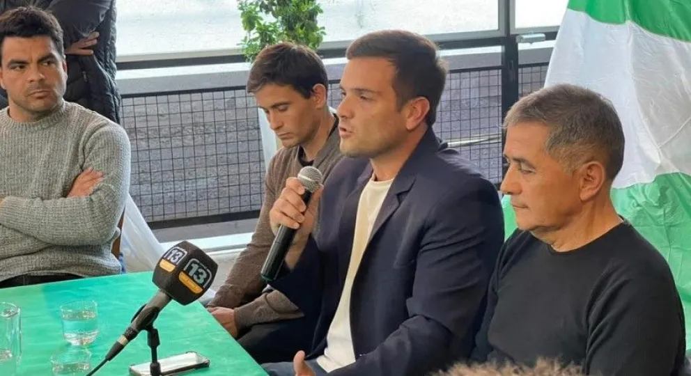 Otros tiempos. Martín Sassul, con el micrófono, y a su izquierda, Raúl Sánchez.