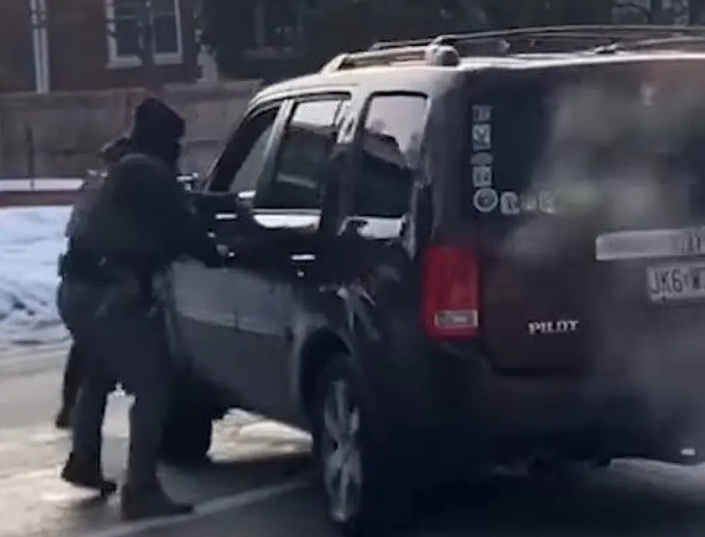 El momento del asesinato de la mujer (Captura de video)