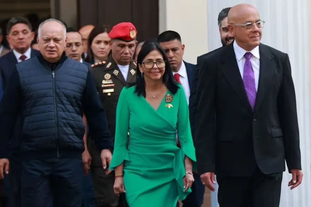 La presidenta interina de Venezuela, Delcy Rodríguez; el ministro del Interior, Diosdado Cabello; y el presidente de la Asamblea Nacional, Jorge Rodríguez, caminando tras su juramento en una ceremonia celebrada en la Asamblea Nacional en Caracas.