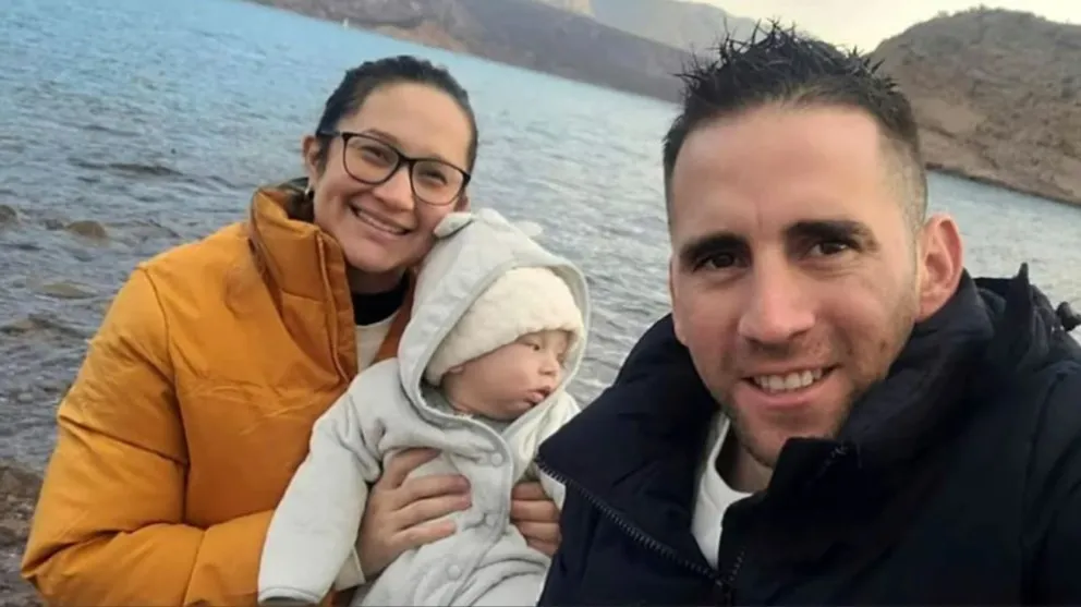 Nahuel Gallo, junto a su esposa e hijo.