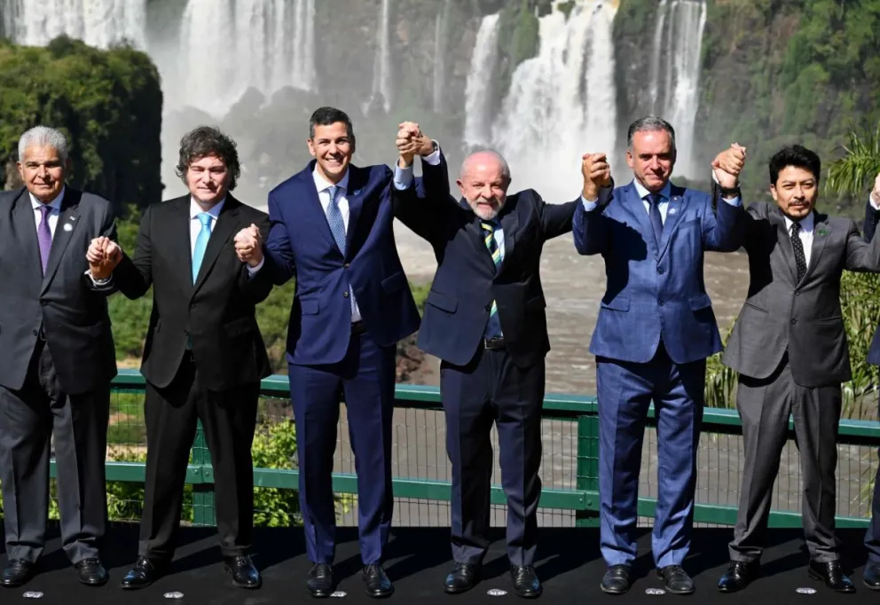 Los presidentes de Panamá, José Raúl Mulino, Argentina, Javier Milei; Paraguay, Santiago Peña; Brasil, Luiz Inácio Lula da Silva; Uruguay, Yamandu Orsi, el canciller de Bolivia, Fernando Aramayo, durante la Cumbre del Mercosur en diciembre pasado.