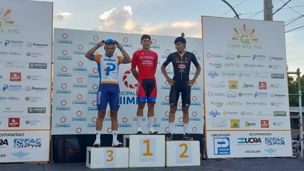 Podio. Ángel Oropel, en el centro, tras ganar la segunda etapa del Giro del Sol.