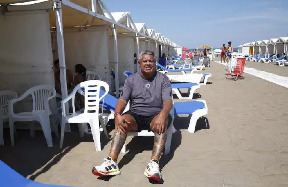 Relax. Chiqui Tapia, en el Balneario 12 de Punta Mogotes.