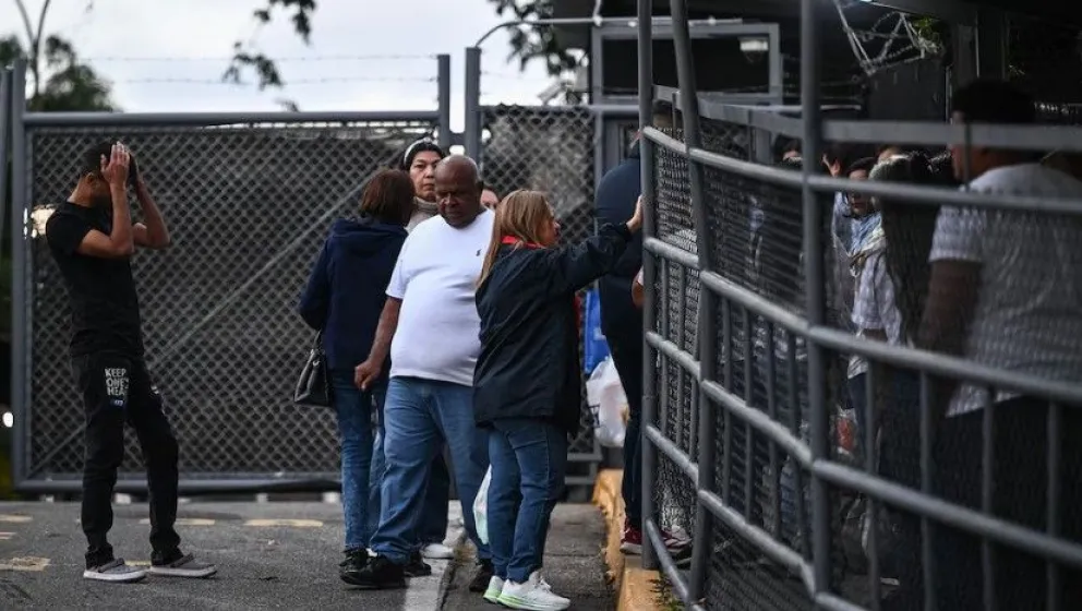 Familiares esperan por la liberación de detenidos en El Rodeo I, una de las cárceles del régimen venezolano.
