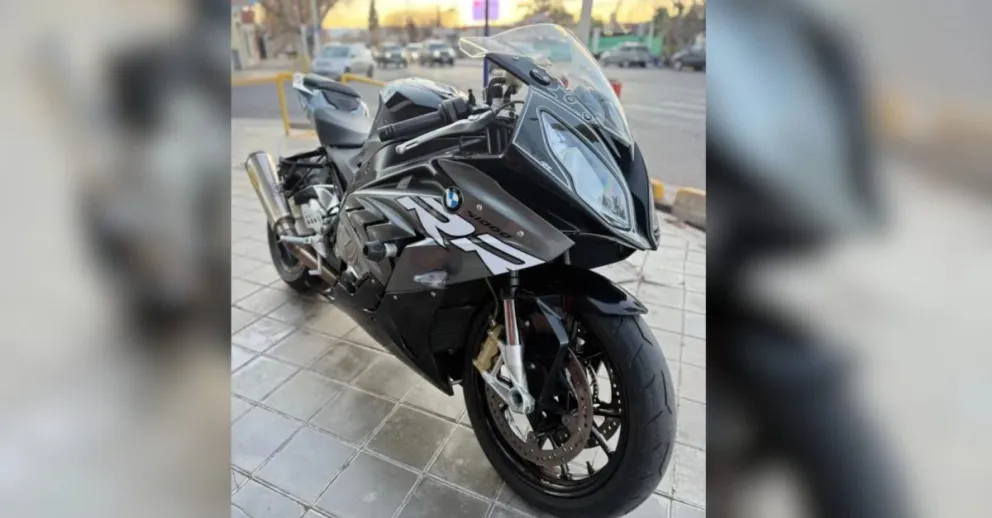 La imponente moto BMW modelo S1000RR, cuyo valor inicia en más de 50 millones de pesos.