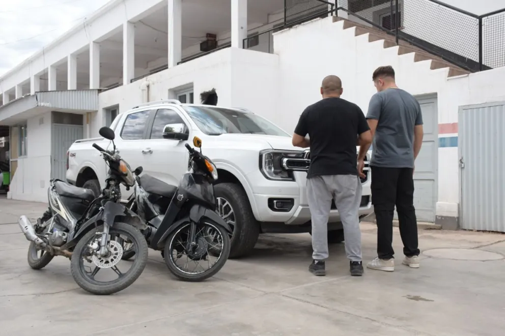 La camioneta y las dos motos que fueron secuestradas por la policía tras varios operativos.