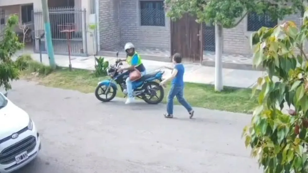 El momento donde el delincuente huye con la cartera robada. Foto captura del video.