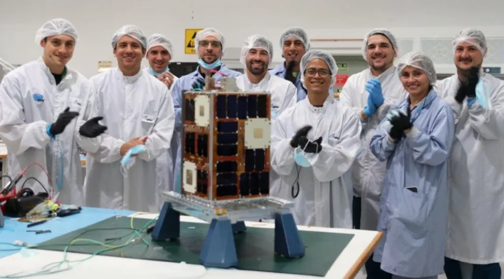 Los investigadores argentinos, felices luego de la finalización de la integración del satélite Atenea.