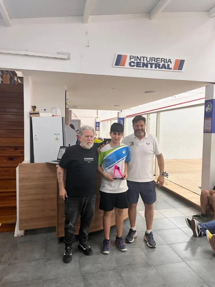 Lucas Silva (medio), junto a Daniel Fernández Riestra. 