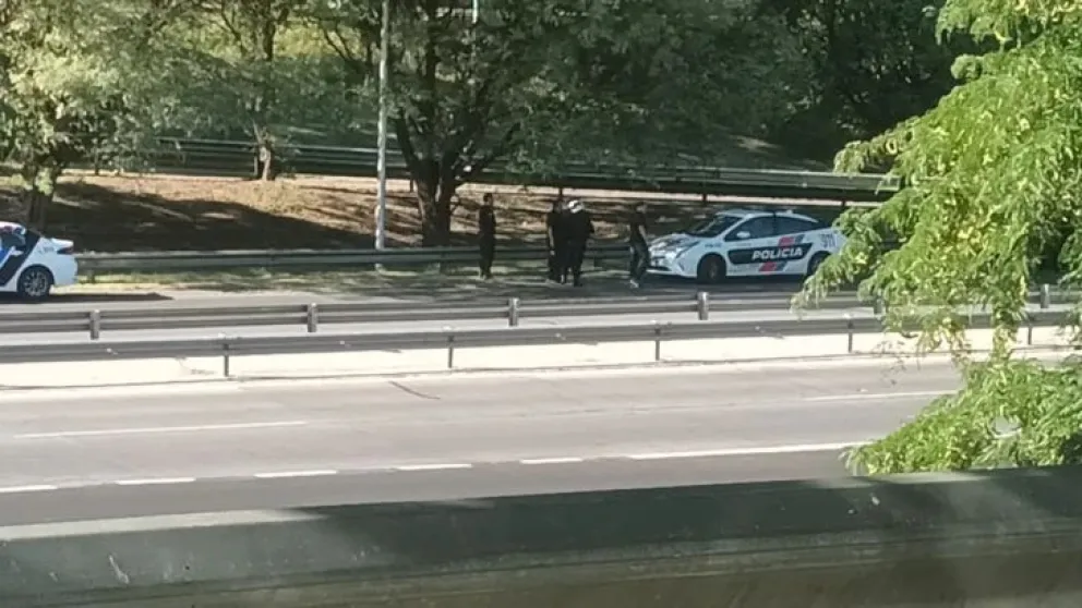 El momento en que detuvieron a cuatro personas tras la persecución policial que se realizó tras un intento de robo en Rivadavia. 