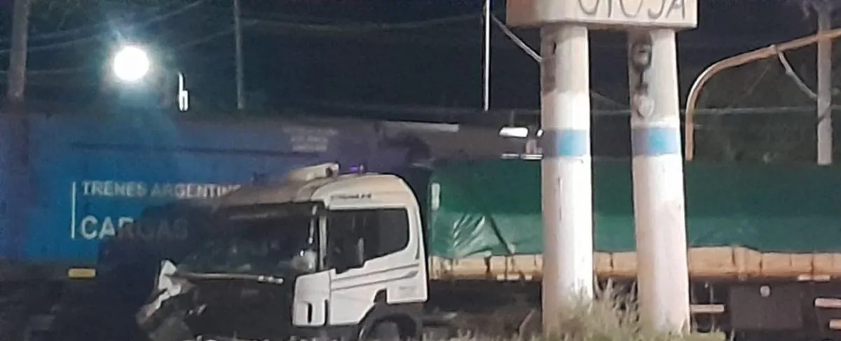 Accidente vial entre un tren y un camión en el cruce de las rutas 270 y ...