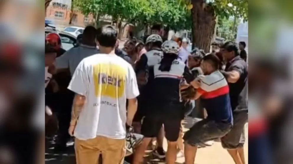 Foto captura del video donde los damnificados agreden a un empleado de la concesionaria de motos Branka Motors.