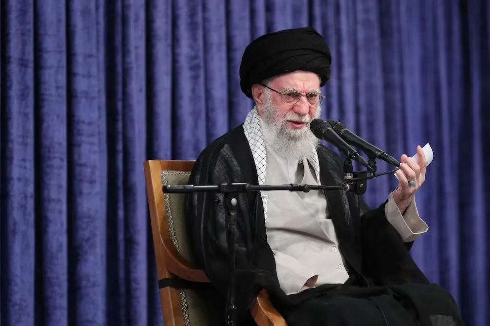 El régimen de Irán amenazó con represalias si Trump ataca al ayatollah Ali Khamenei: “Prenderemos fuego a su mundo”.